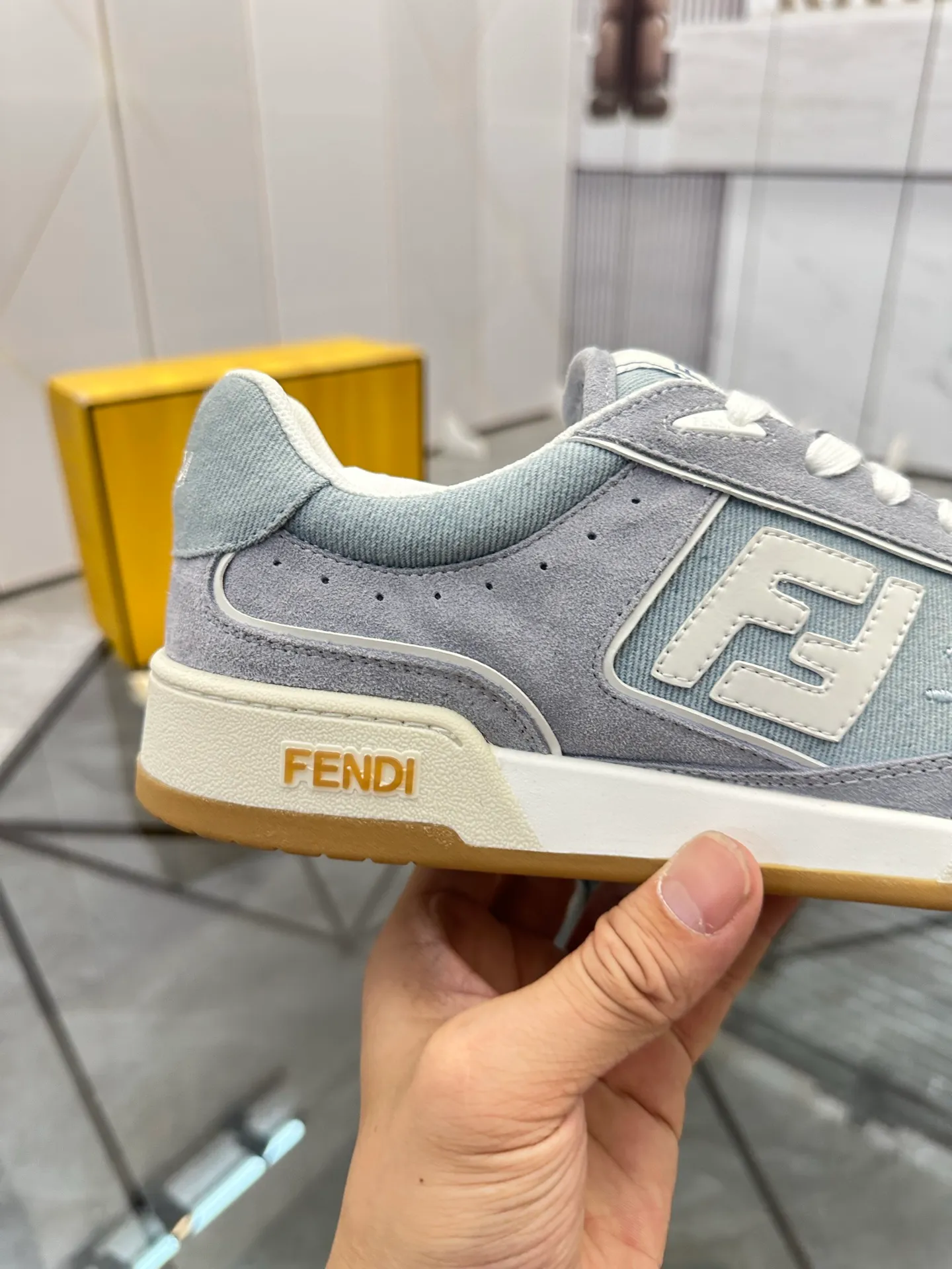 Selling men's shoes 💰: 💰P620¥ Top quality Product trademark: Fendi* "Fendi*" low-top casual shoes Regular size: 35-44 (can be customized to 38.45.46) Product material: imported first-layer nubuck leather upper, breathable lining, original outsole. No.:H208